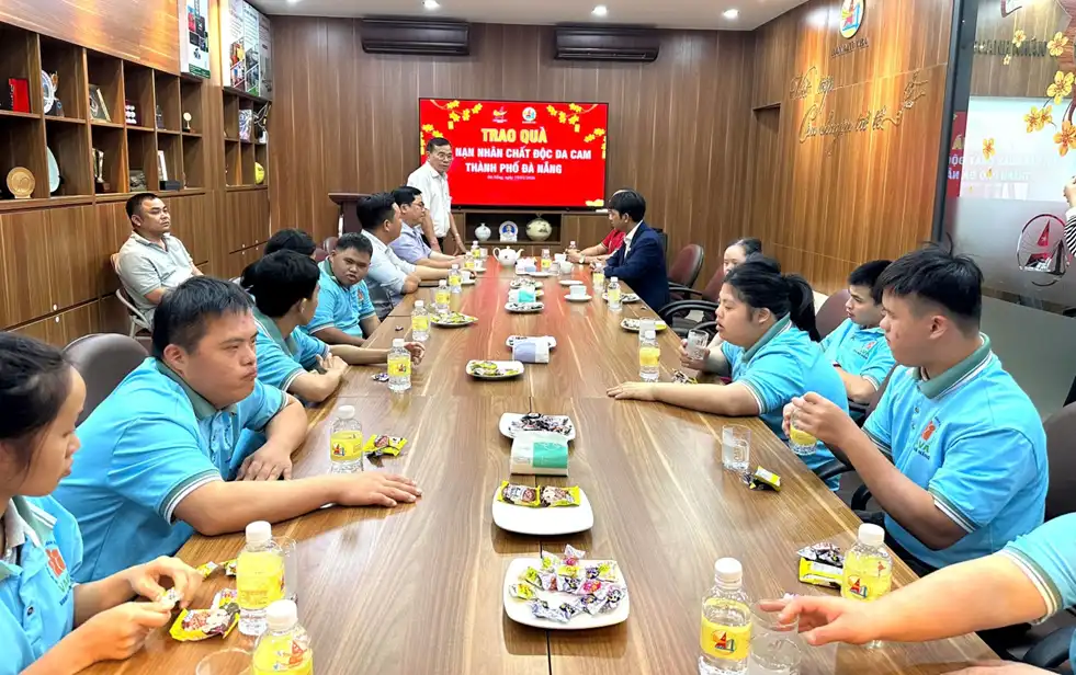 Hội Doanh nhân trẻ thành phố Đà Nẵng tặng quà cho nạn nhân chất độc da cam