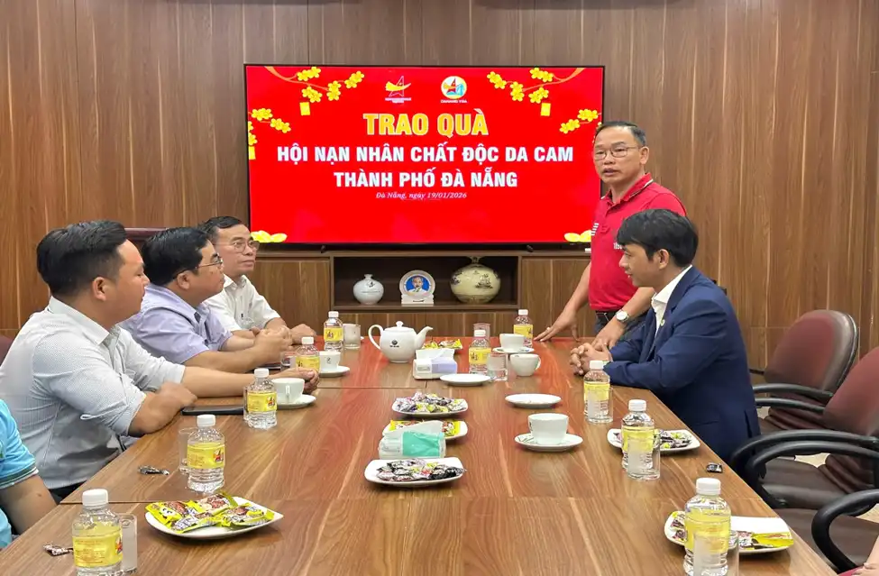 Hội Doanh nhân trẻ thành phố Đà Nẵng tặng quà cho nạn nhân chất độc da cam