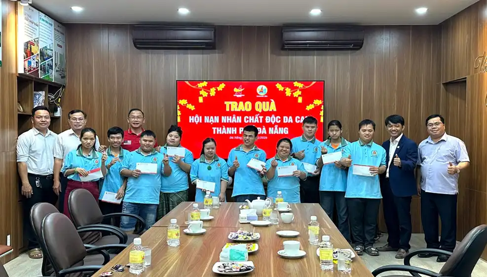 Hội Doanh nhân trẻ thành phố Đà Nẵng tặng quà cho nạn nhân chất độc da cam